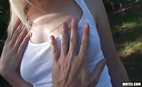 Pute blonde baise au dehors