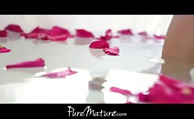 Pute aux gros seins adore le sexe anal