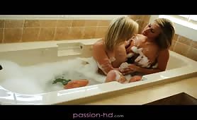 Deux blondinettes et un menage a trois