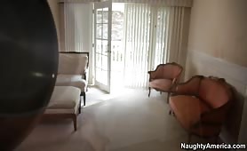 La grosse chatte de l'épouse satisfait le mari