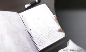 Kimberley Kendall se tape le prof en classe dans un rêve